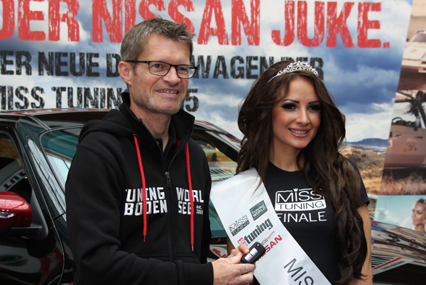 miss-tuning-wahl-2015: Messegeschäftsführer Klaus Wellmann übergibt den Autoschlüssel an Liane Günter, die diesen Dienstwagen für die Dauer ihrer Amtszeit zur Verfügung gestellt bekommt